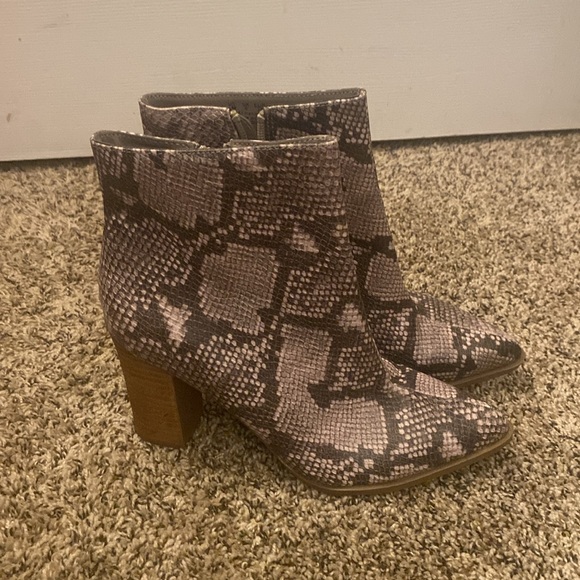 Snake print boots - Picture 2 of 3